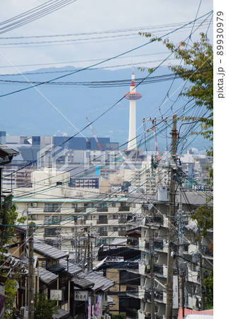 五条坂から京都駅と京都タワーを見下ろす 89930979