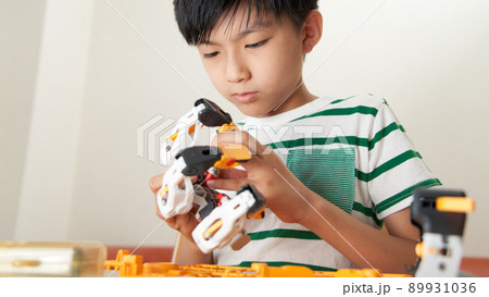 ロボットを組み立てる小学生の男の子 ロボットを組み立てる小学生の男の子 89931036