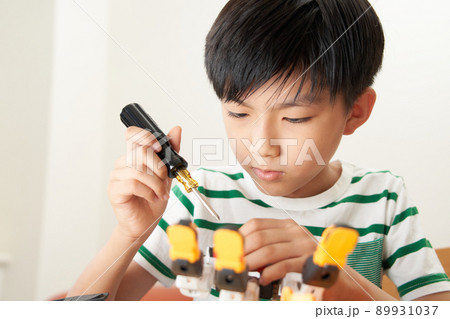 ロボットを組み立てる小学生の男の子 ロボットを組み立てる小学生の男の子 89931037