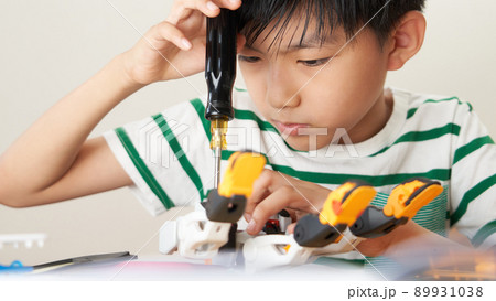 ロボットを組み立てる小学生の男の子 ロボットを組み立てる小学生の男の子 89931038