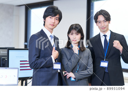 スーツを着たビジネスパーソン 89931094