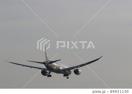 着陸する旅客機　国際線　国内線　ジェット機 89931130