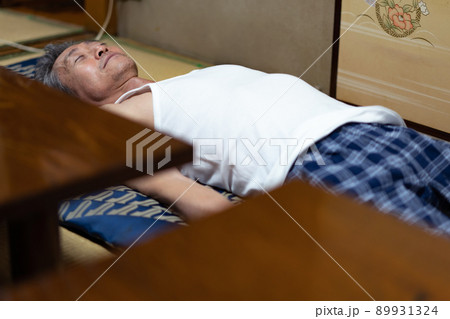 シニア男性　仰向け 89931324