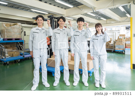 配送センターのガッツポーズをする若い男女のポートレート 89931511