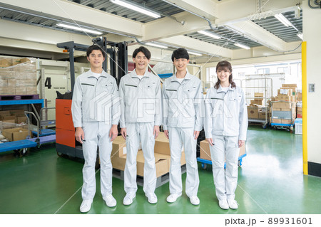 配送センターの若い男女のポートレート 配送センターの若い男女のポートレート 89931601