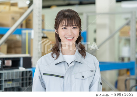配送センターの笑顔の若い女性の顔のアップ 89931655