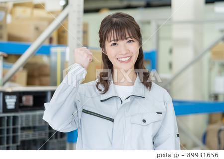 配送センターの笑顔のガッツポーズをする若い女性の顔のアップ 配送センターの笑顔のガッツポーズをする若い女性の顔のアップ 89931656