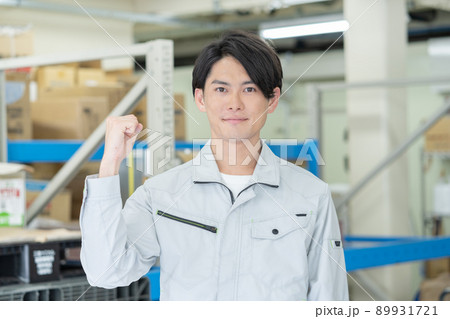 配送センターの笑顔のガッツポーズをする若い男性の顔のアップ 89931721