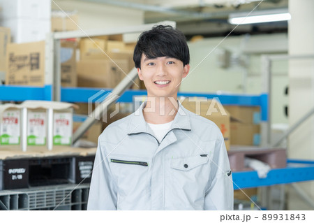 配送センターの若い笑顔の男性の顔のアップ 配送センターの若い笑顔の男性の顔のアップ 89931843