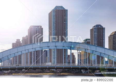 東京の川を航行する船から見る風景 89932200