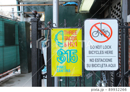 ニューヨークの看板 89932266