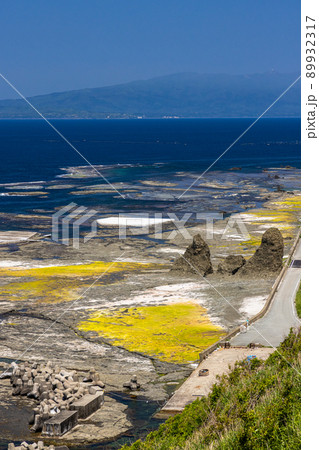 【新潟県・佐渡ジオパーク】海底火山で出来た 潜岩（くぐりいわ） 89932317