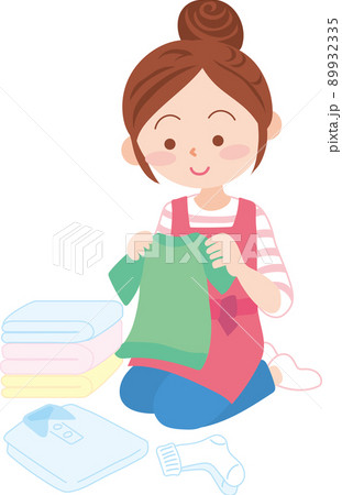 洗濯物を畳む女性 89932335