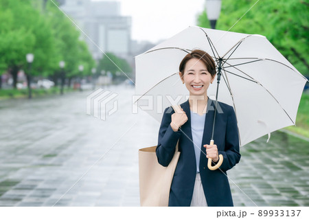 傘をさす女性　雨　梅雨　新緑 89933137