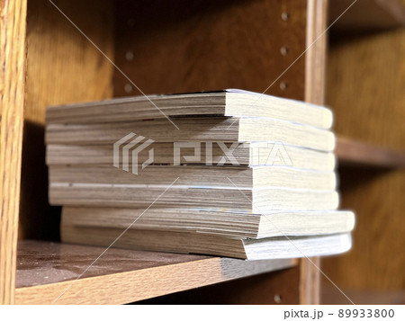 本棚に置いた数冊のコミック本の写真素材 [89933800] - PIXTA