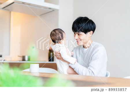 育児休暇を取って子育てをするパパ 育児休暇を取って子育てをするパパ 89933857