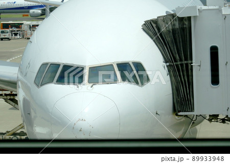 ボーディングブリッジ　搭乗　降機　空港設備 89933948