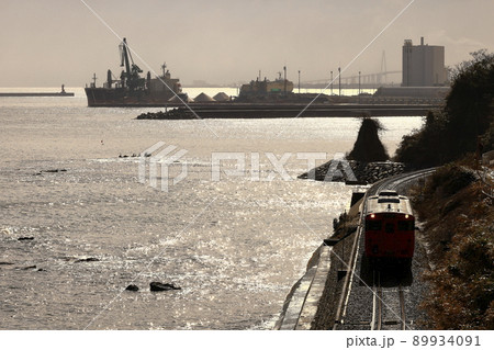 朝日に輝く日本海と氷見線 89934091