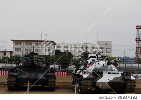 千僧駐屯地で展示される多用途迷彩と冬季迷彩の74式戦車 千僧駐屯地で展示される多用途迷彩と冬季迷彩の74式戦車 89934192