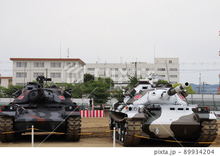 千僧駐屯地で展示される多用途迷彩と冬季迷彩の74式戦車 89934204