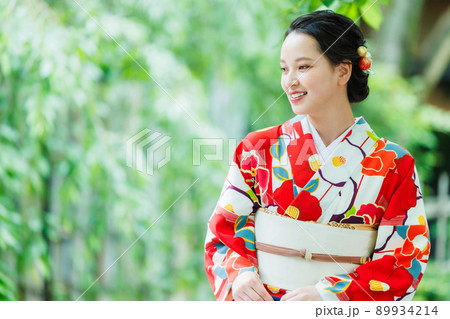 新緑の街を歩く 着物姿の若い女性 89934214