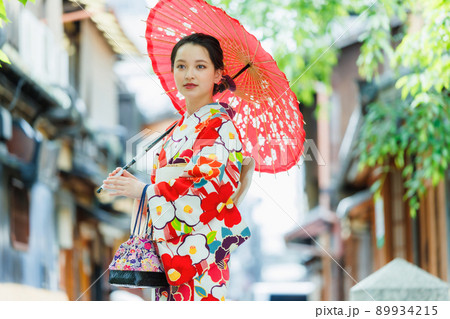 和傘を持った着物姿の若い女性 89934215