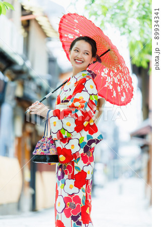 和傘を持った着物姿の若い女性 89934341