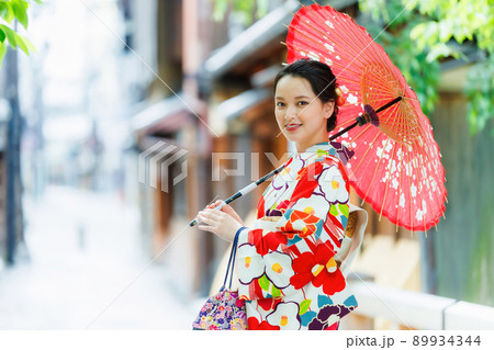 和傘を持った着物姿の若い女性 89934344