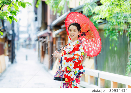 和傘を持った着物姿の若い女性 89934434