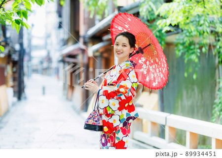和傘を持った着物姿の若い女性 89934451