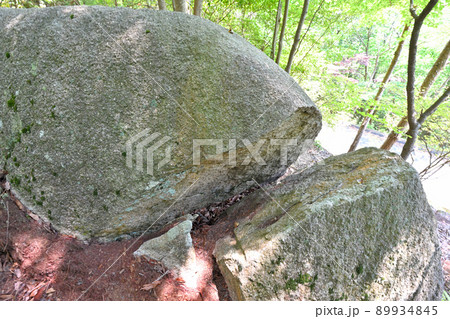三雲城跡の麓にある「鬼滅の刃」風の割れ岩 89934845