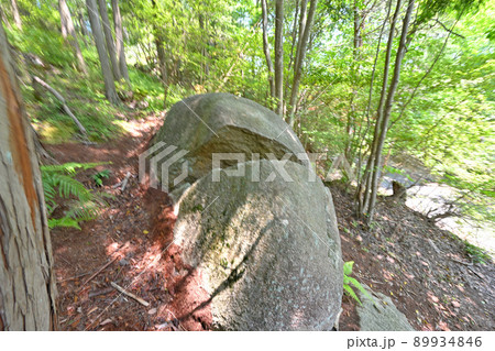 三雲城跡の麓にある「鬼滅の刃」風の割れ岩 89934846