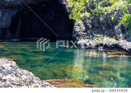 【新潟県・佐渡】青の洞窟　波が作った巨大洞窟群 琴浦   89934856