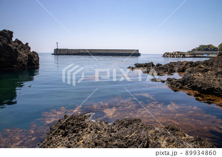 【新潟県・佐渡】青の洞窟　波が作った巨大洞窟群  琴浦  89934860