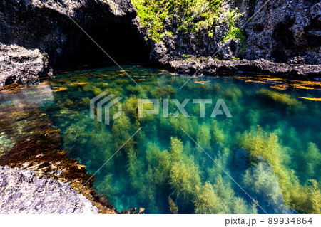 【新潟県・佐渡】青の洞窟　波が作った巨大洞窟群  琴浦  89934864