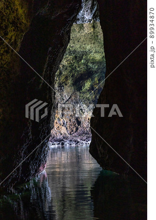 【新潟県・佐渡】青の洞窟　波が作った巨大洞窟群  琴浦  89934870