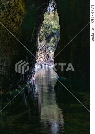 【新潟県・佐渡】青の洞窟　波が作った巨大洞窟群  琴浦  89934871