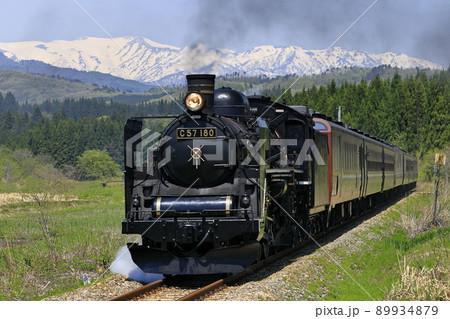 新緑の磐越西線SLと残雪の飯豊連峰 89934879