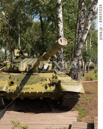 森に潜むロシアT-80B戦車 89935038