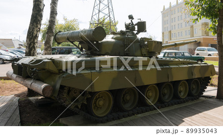 ロシアT-80B戦車斜め後ろ 89935043