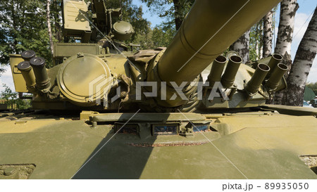 ロシアT-80B戦車の125mm滑腔砲と赤外線投光器 89935050