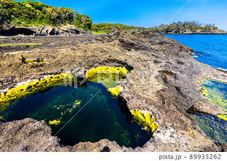 【新潟県・佐渡ジオパーク】海底火山で出来た海岸線 宿根木 89935262
