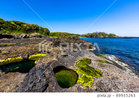 【新潟県・佐渡ジオパーク】海底火山で出来た海岸線  宿根木 89935263