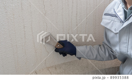 皮すきで外壁の劣化を削る・下地処理｜リフォーム・塗装業者イメージ 89935388