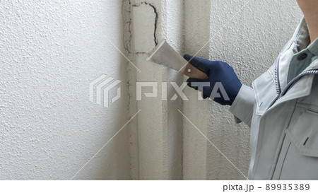 皮すきで外壁の劣化を削る・下地処理｜リフォーム・塗装業者イメージ 89935389