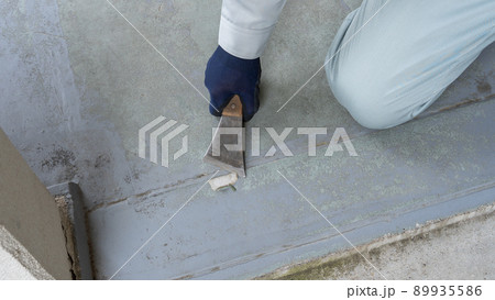 皮すきで床塗装の劣化を削る・下地処理｜リフォーム・塗装業者イメージ 89935586