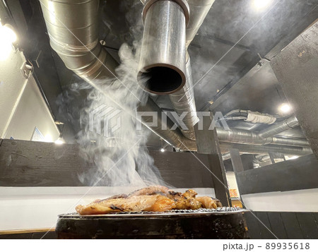 飲食店の排気フードと大量の煙 89935618