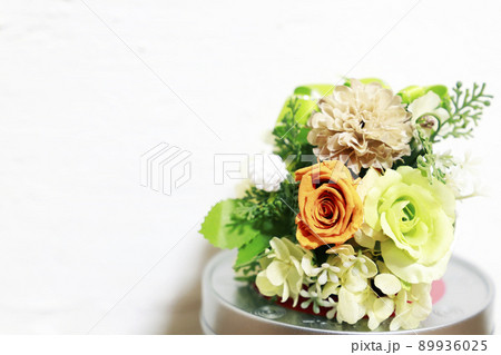 白背景のアレンジメントフラワー 89936025