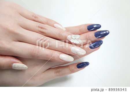 白ネイル蝶と紺ラメネイル白ラメの手上 白ネイル蝶と紺ラメネイル白ラメの手上 89936343