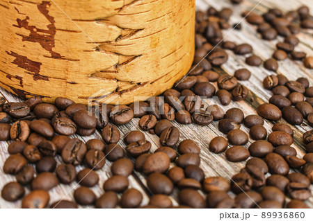 Coffee beans scattered on the table and ready to drink 89936860